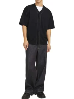 T-shirt noir uni avec une coupe droite à col v et des manches courtes
