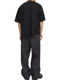 T-shirt noir uni avec une coupe droite à col v et des manches courtes