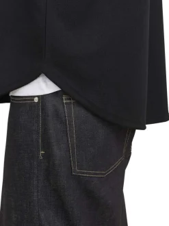 T-shirt noir uni avec une coupe droite à col v et des manches courtes