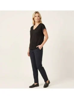 T-shirt noir uni avec une coupe droite et des manches courtes