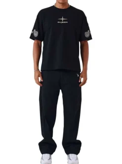 T-shirt noir uni avec une coupe droite et des manches courtes
