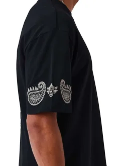 T-shirt noir uni avec une coupe droite et des manches courtes