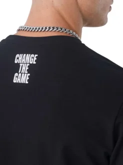T-shirt noir uni avec une coupe droite et des manches courtes
