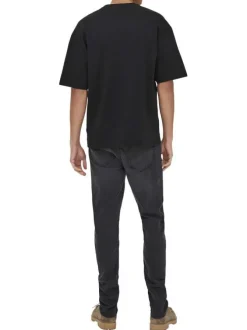 T-shirt noir uni avec une coupe droite et des manches courtes