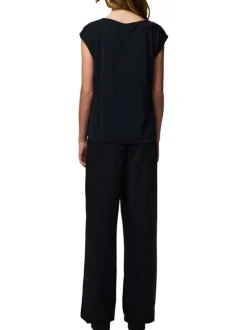 T-shirt noir uni avec une coupe droite et un col V en dentelle