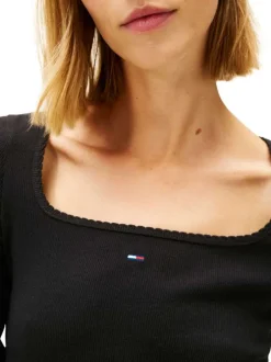 T-shirt noir uni avec une coupe moulante et des manches longues