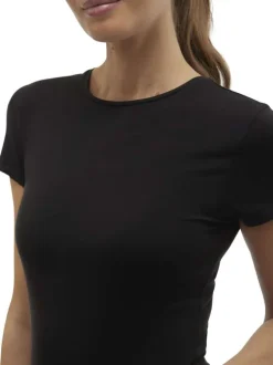 T-shirt noir uni avec une coupe près du corps et un col rond