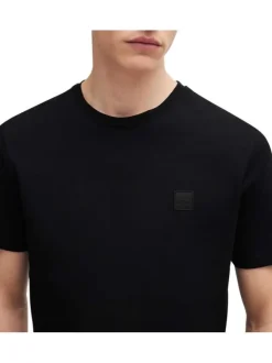T-shirt noir uni à coupe droite et à col rond avec un petit patch carré