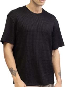 T-shirt noir uni en maille effet gaufrée avec une coupe droite