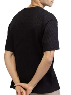 T-shirt noir uni en maille effet gaufrée avec une coupe droite