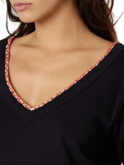 T-shirt noir uni pourvu de manches courtes et d'une coupe droite