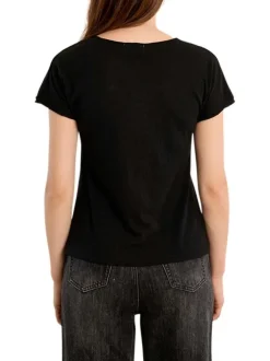 T-shirt noir uni pourvu d'un col v et d'un coeur brodé sur la poitrine