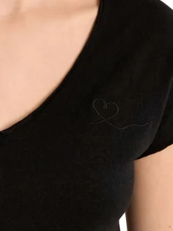 T-shirt noir uni pourvu d'un col v et d'un coeur brodé sur la poitrine
