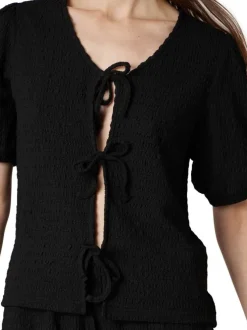 T-shirt noir uni pourvu d'une coupe ajustée et d'un col rond