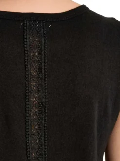T-shirt noir uni pourvu d'une coupe droite et d'un col rond