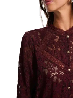 T-shirt prune floral avec une coupe droite et un col rond avec boutons