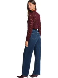 T-shirt prune floral avec une coupe droite et un col rond avec boutons
