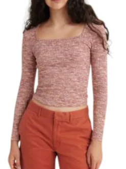 T-shirt rose avec un imprimé multicolore chiné et un col carré