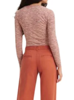 T-shirt rose avec un imprimé multicolore chiné et un col carré