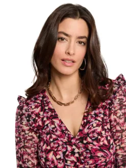 T-shirt rose floral avec une coupe fluide et un col croisé
