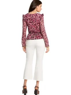 T-shirt rose floral avec une coupe fluide et un col croisé
