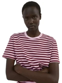 T-shirt rose à rayures bordeaux avec une coupe droite et un col rond