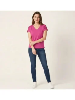 T-shirt rose uni avec une coupe ajustée et des manches courtes