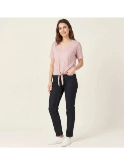 T-shirt rose uni pourvu d'une coupe droite et de manches courtes