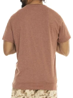 T-shirt rouge avec des imprimés une coupe droite et un col rond