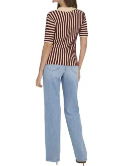 T-shirt rouge et beige orné d'un motif rayé et pourvu d'un col chemise