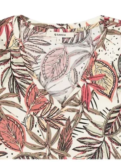 T-shirt rouge fleuri coupe droite avec un col v et manches diagonales