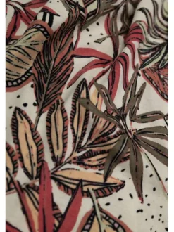T-shirt rouge fleuri coupe droite avec un col v et manches diagonales