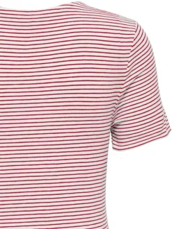 T-shirt rouge à rayures fines avec une coupe ajustée et un col rond