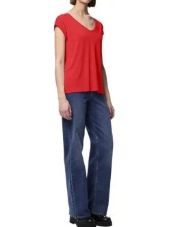 T-shirt rouge uni avec un col v une coupe droite et des manches très courtes