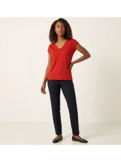 T-shirt rouge uni avec une coupe droite et des manches courtes