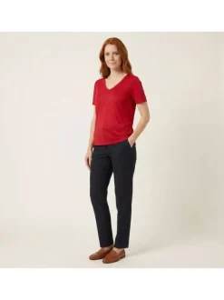 T-shirt rouge uni pourvu de manches courtes et d'une coupe droite