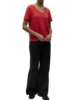 T-shirt rouge uni pourvu d'une coupe droite et de manches courtes