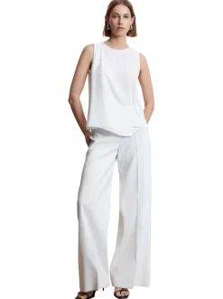 T-shirt sans manches blanc uni avec une coupe asymétrique et un col rond
