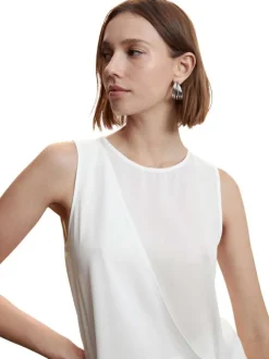 T-shirt sans manches blanc uni avec une coupe asymétrique et un col rond