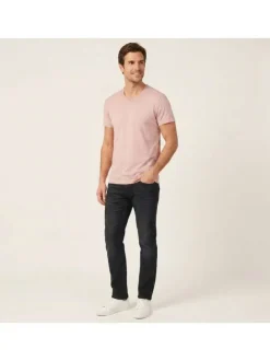 T-shirt saumon uni pourvu d'un col v et des manches courtes
