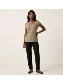 T-shirt taupe uni avec une coupe droite et des manches courtes
