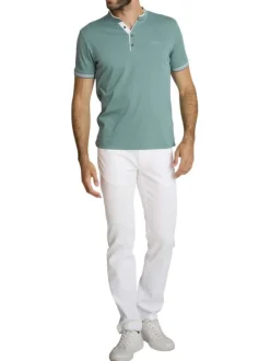 T-shirt vert d'eau uni avec une coupe droite et des manches courtes