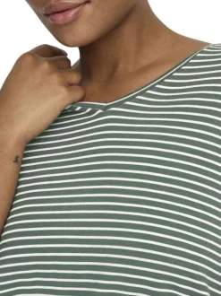 T-shirt vert et blanc pourvu d'un motif à rayures et de manches 3/4