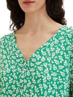 T-shirt vert fleuri coupe droite avec un col v et des manches longues