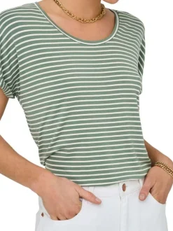T-shirt vert à rayures avec une coupe droite et un col rond