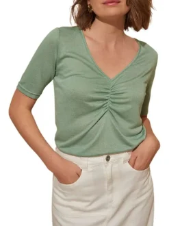 T-shirt vert uni avec un col v à coupe droite et à manches courtes
