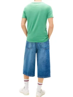 T-shirt vert uni avec une coupe droite et des manches courtes