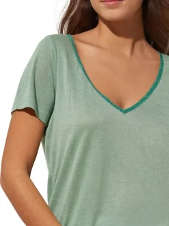 T-shirt vert uni à coupe droite avec un col v et des manches courtes