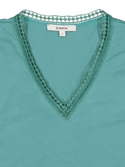 T-shirt vert uni coupe droite avec un col v et manches coupes diagonales