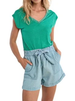 T-shirt vert uni pourvu de manches courtes et d'un coupe droite
